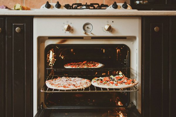Comment choisir un four combiné avec fonction de cuisson à chaleur tournante pour des plats uniformément cuits?